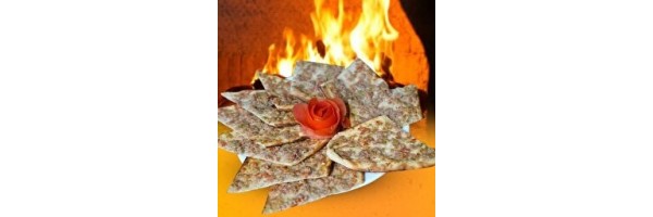Etli Ekmek Marul salatası, limon, turp, maydanoz, biber, biber turşusu ile