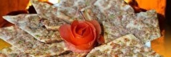 Etli Ekmek Marul salatası, limon, turp, maydanoz, biber, biber turşusu ile