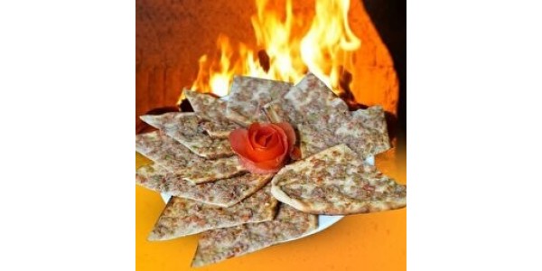 Etli Ekmek Marul salatası, limon, turp, maydanoz, biber, biber turşusu ile