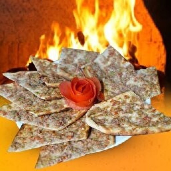 Etli Ekmek Marul salatası, limon, turp, maydanoz, biber, biber turşusu ile