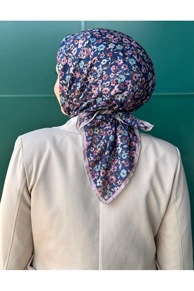 Desenli kadın eşarp modeli