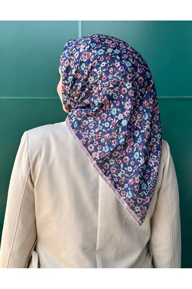 Desenli kadın eşarp modeli