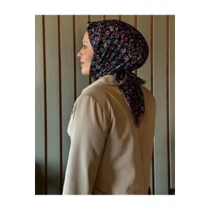 Desenli kadın eşarp modeli