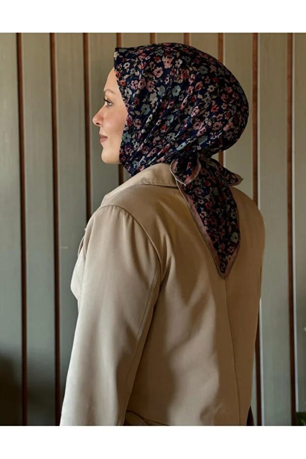Desenli kadın eşarp modeli