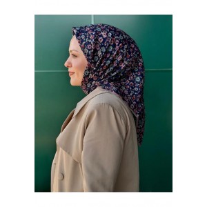 Desenli kadın eşarp modeli