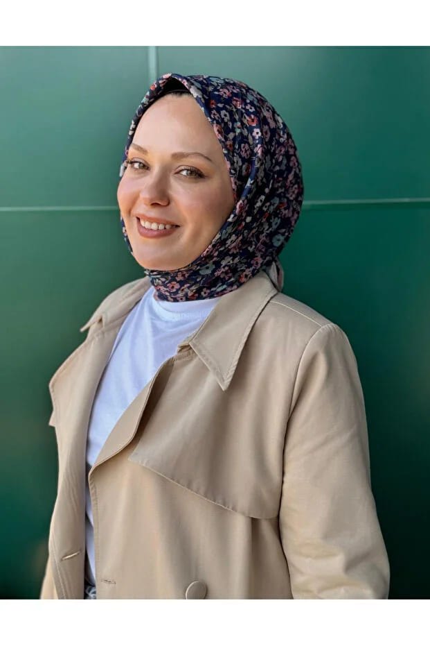 Desenli kadın eşarp modeli