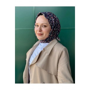 Desenli kadın eşarp modeli