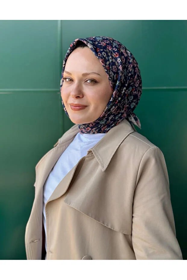 Desenli kadın eşarp modeli