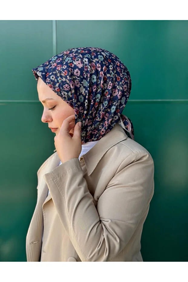 Desenli kadın eşarp modeli