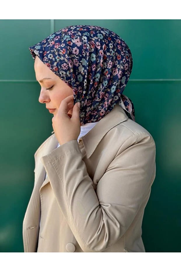 Desenli kadın eşarp modeli