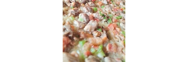 Bıçak Arası Pide Marul salatası, limon, turp, maydanoz, biber, biber turşusu ile