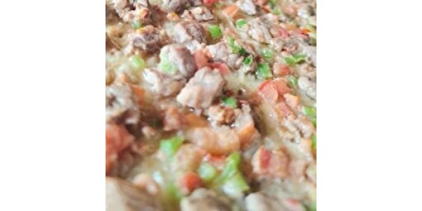 Bıçak Arası Pide Marul salatası, limon, turp, maydanoz, biber, biber turşusu ile