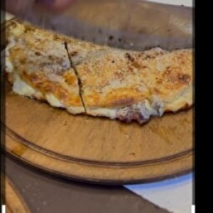 Küflü Kaşarlı Yağ Somunu Marul salatası, limon, turp, maydanoz, biber, biber turşusu ile