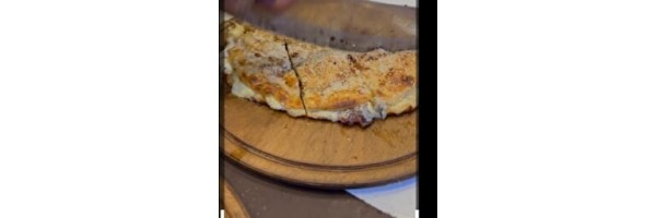 Küflü Kaşarlı Yağ Somunu Marul salatası, limon, turp, maydanoz, biber, biber turşusu ile