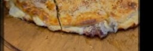 Küflü Kaşarlı Yağ Somunu Marul salatası, limon, turp, maydanoz, biber, biber turşusu ile