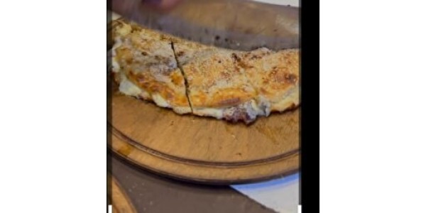 Küflü Kaşarlı Yağ Somunu Marul salatası, limon, turp, maydanoz, biber, biber turşusu ile