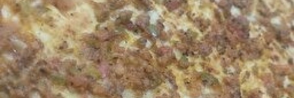 Lahmacun Marul salatası, limon, turp, maydanoz, biber, biber turşusu ile