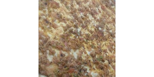 Lahmacun Marul salatası, limon, turp, maydanoz, biber, biber turşusu ile