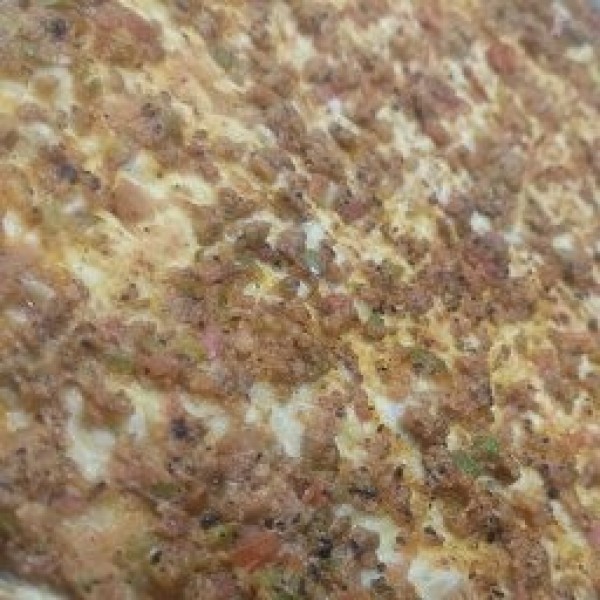 Lahmacun Marul salatası, limon, turp, maydanoz, biber, biber turşusu ile