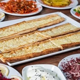 Konya Usulü Peynir Böreği Kaşar peyniri, tulum peyniri. Marul salatası, limon, turp, maydanoz, biber, biber turşusu ile