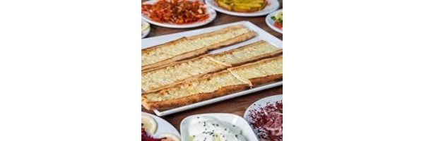 Konya Usulü Peynir Böreği Kaşar peyniri, tulum peyniri. Marul salatası, limon, turp, maydanoz, biber, biber turşusu ile