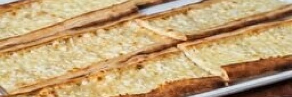 Konya Usulü Peynir Böreği Kaşar peyniri, tulum peyniri. Marul salatası, limon, turp, maydanoz, biber, biber turşusu ile
