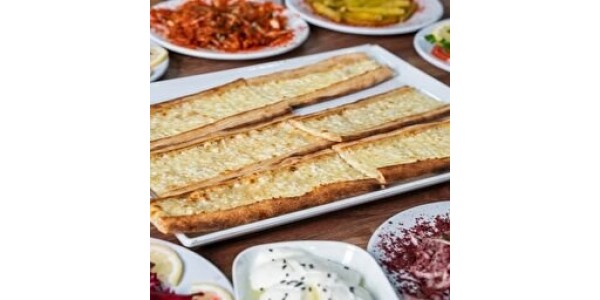 Konya Usulü Peynir Böreği Kaşar peyniri, tulum peyniri. Marul salatası, limon, turp, maydanoz, biber, biber turşusu ile
