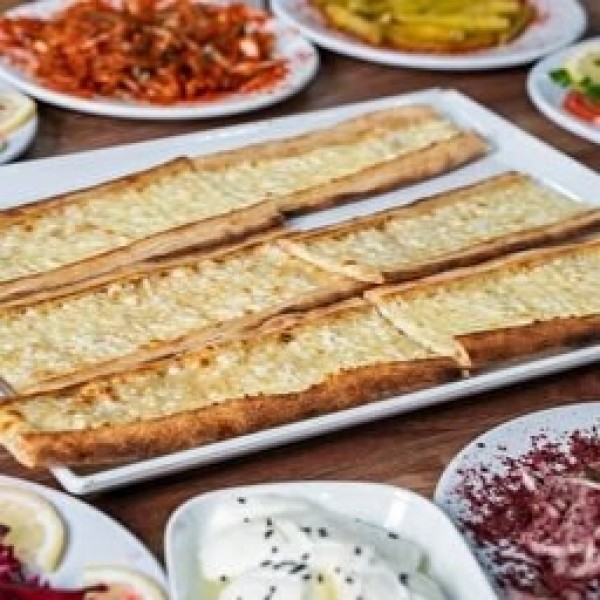 Konya Usulü Peynir Böreği Kaşar peyniri, tulum peyniri. Marul salatası, limon, turp, maydanoz, biber, biber turşusu ile