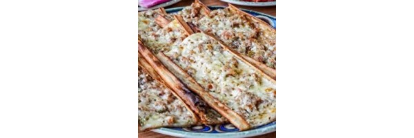 Mevlana Pide Marul salatası, limon, turp, maydanoz, biber, biber turşusu ile