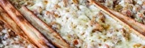 Mevlana Pide Marul salatası, limon, turp, maydanoz, biber, biber turşusu ile