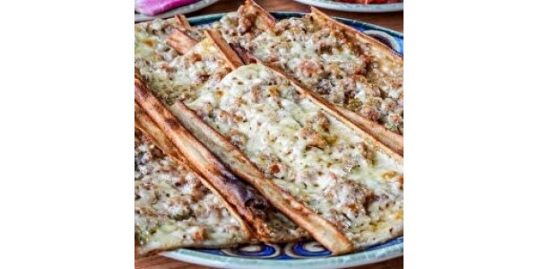 Mevlana Pide Marul salatası, limon, turp, maydanoz, biber, biber turşusu ile