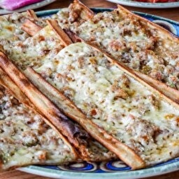 Mevlana Pide Marul salatası, limon, turp, maydanoz, biber, biber turşusu ile