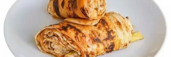 Hatay Usulü Tavuk Döner Dürüm, Özel sos, soğan, turşu, domates, patates kızartması, mayonez. Pul biber, biber turşusu, ketçap, mayonez ile