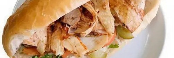 Ekmek Arası Tavuk Döner , Domates, marul, soğan. Pul biber, biber turşusu, ketçap, mayonez ile