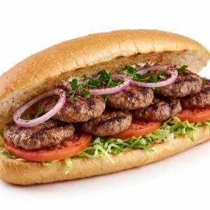 Ekmek arası Izgara Köfte Et Köfte (100 g), domates, soğan, marul ile