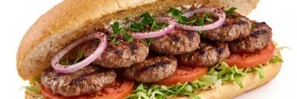 Ekmek arası Izgara Köfte Et Köfte (100 g), domates, soğan, marul ile