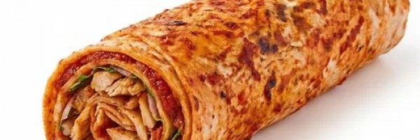 Hatay Usulü Tavuk Döner (70 g), patates kızartması, marul, salatalık turşusu, mayonez ve özel sos ile