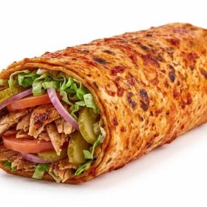 Bazuka Tavuk Döner (120 g), patates kızartması, marul, salatalık turşusu, mayonez ve özel sos ile