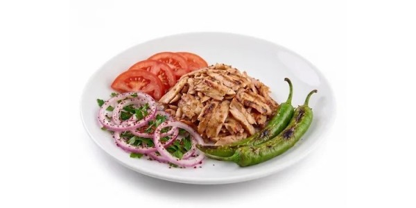 Porsiyon Tavuk Döner (120 g), domates, soğan, salatalık turşusu ile
