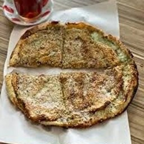 Kaşarlı Yağ Somunu Domates söğüş, salatalık, zeytin ile