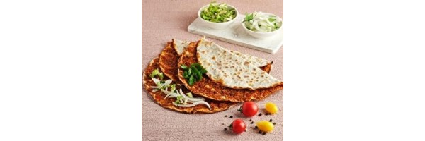 Lahmacun Mevsim salata, turp, limon, maydanoz, biber turşusu, közlenmiş biber ile