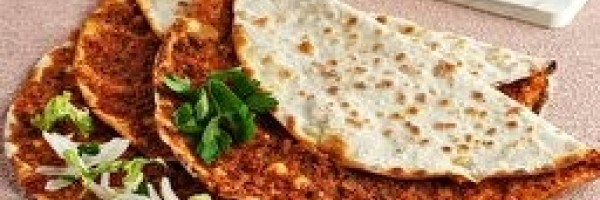 Lahmacun Mevsim salata, turp, limon, maydanoz, biber turşusu, közlenmiş biber ile