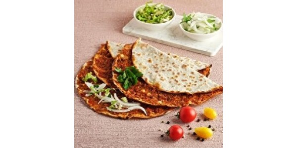 Lahmacun Mevsim salata, turp, limon, maydanoz, biber turşusu, közlenmiş biber ile