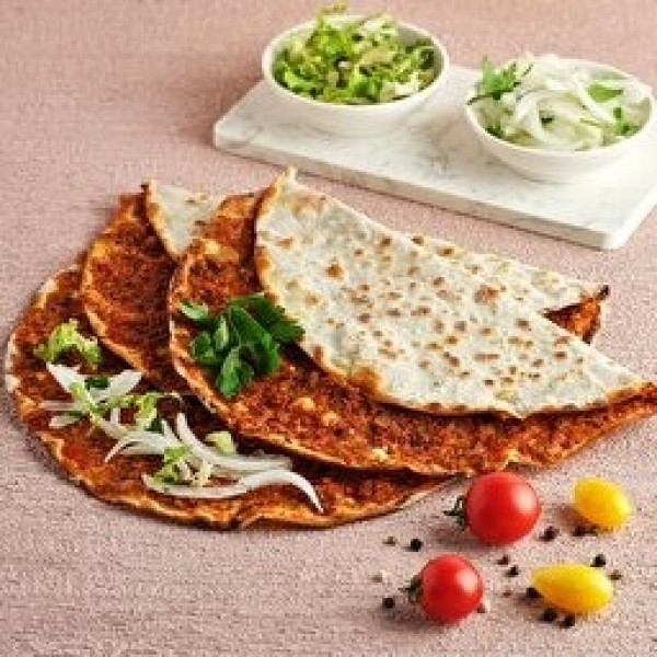 Lahmacun Mevsim salata, turp, limon, maydanoz, biber turşusu, közlenmiş biber ile
