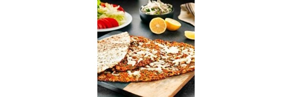 Kaşarlı Lahmacun Mevsim salata, turp, limon, maydanoz, biber turşusu