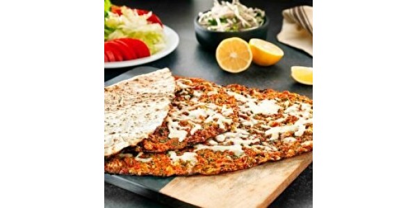 Kaşarlı Lahmacun Mevsim salata, turp, limon, maydanoz, biber turşusu