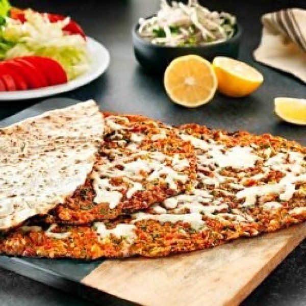 Kaşarlı Lahmacun Mevsim salata, turp, limon, maydanoz, biber turşusu