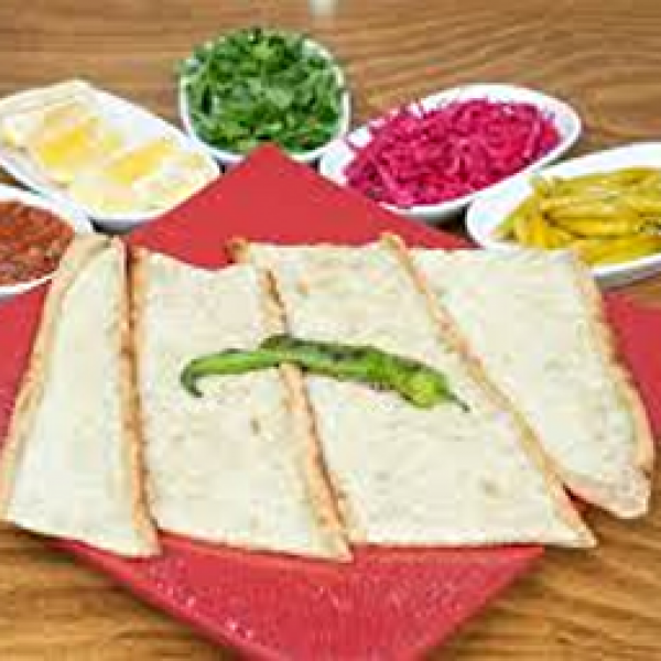 Tereyağlı Peynirli Börek (180 gr.) Tereyağlı Peynirli Börek Mevsim salata , limon, acı biber turşusu ile servis edilir.