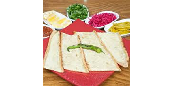 Tereyağlı Peynirli Börek (180 gr.) Tereyağlı Peynirli Börek Mevsim salata , limon, acı biber turşusu ile servis edilir.
