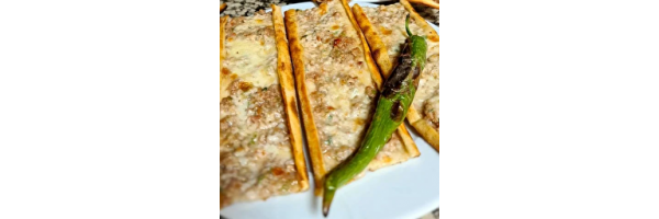 Karışık Konya Böreği (180 gr.) Dana kaburga kıyma, domates, soğan, biber, kaşar peyniri. Mevsim salata, limon, maydanoz, biber turşusu,
